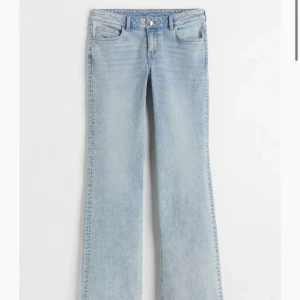 Bootcut jeans  - Snygga h&m jeans som alltid är slut på deras hemsida, är som nya då dem är för små för mig och inte kunnat använda dem.Skriv om du har frågor🤗 Är samma modem som jeans men på första bilden dock inte samma färg!!