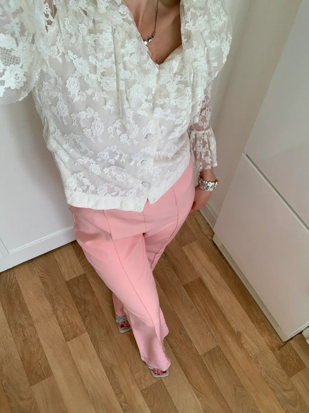 Rosa kostymbyxa som tyvärr är för stora för mig!. Jeans & Byxor.