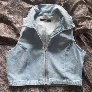 Jeans-topp✨ - Supersnygg jeanstopp som är köpt här på Plick men har tyvärr inte kommit till användning.🌟 Väldigt fint skick! Skriv gärna för fler bilder eller andra funderingar🌺
