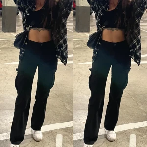 Cargo byxor - Mycket snygga cargo byxor från pull & bear. Använt typ 2 ggr bara, köpte för liten storlek för mig så nu passar dom inte. 