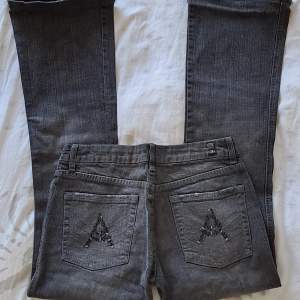 Säljer dessa supersnygga mörkgråa/svarta 7 for all mankind jeans (storlek 29) i jättefint skick🖤🪩 Jeansen är lågmidjade och i bootcut-modell med coolt bling i svart/grå på bakfickorna💎✨️ Hör av dig vid funderingar och använd gärna köp nu😊💕