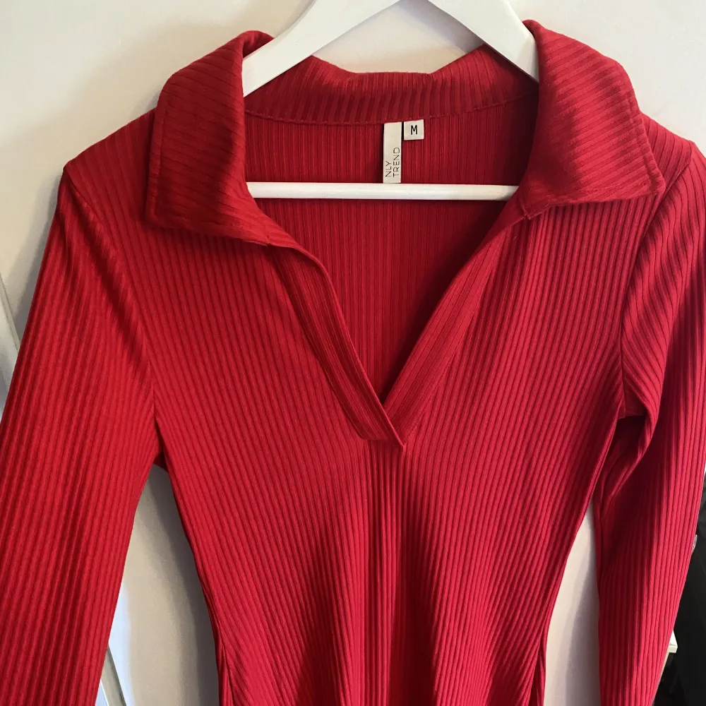Säljer denna röda klänning ifrån nelly i storlek M. Den är i nyskick och säljes för 140kr+frakt💕. Klänningar.
