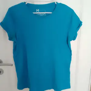 En blå tshirt i bra skick 