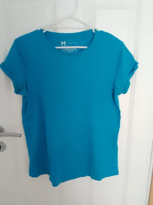 Blå tshirt  - En blå tshirt i bra skick 