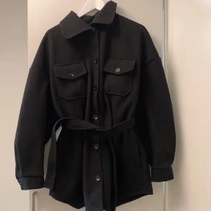 Svart kappa  - Storlek 36(S), köpt från boohoo, är knappast använd Max 10 gånger. Nyligen köpt (mars 2023). Vill du veta mer så får du gärna höra av dig! 