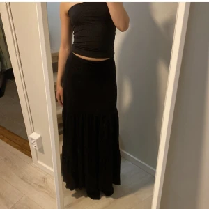 Svår långkjol - Svårt långkjol, med ”volanger”. Säljs då jag aldrig använder! Jag är ca 1.64 och brukar ha s/m i underdel💘 Bara att skriva vid frågor!🤗