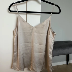 Linne - Tunnt linne från H&M i satin. Linnet är använt ungefär 1-2 gånger 