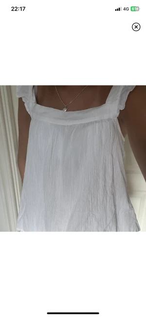 Sommartopp - Säljer min fina vita topp då jag inte använder den! Som ny!!