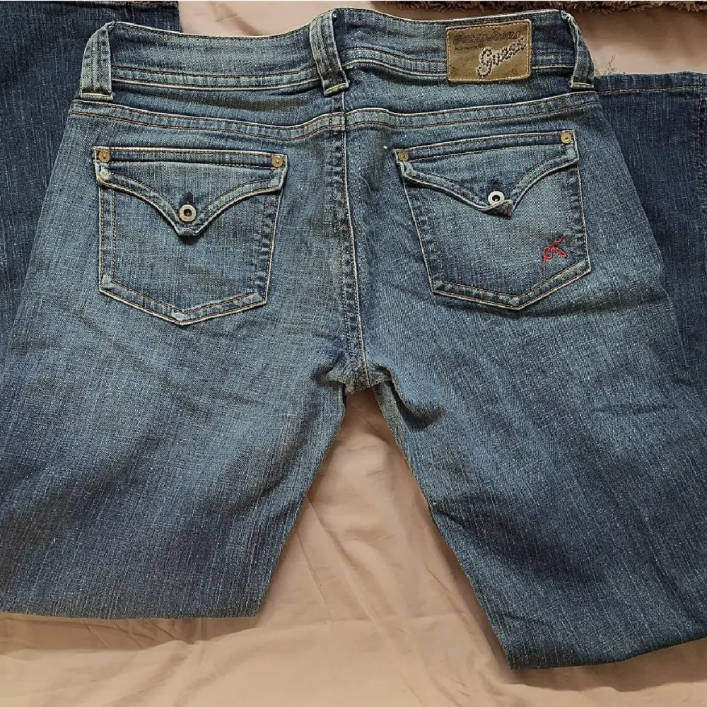 Köpta här på plick men var tyvärr för stora🥲 super snygga, lågmidjade jeans i vintage stil! lånade bilder från tjejen jag köpte jeansen av, men hör av dig för mer bilder!. Jeans & Byxor.