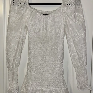 Klänning - Så sjukt fin klänning köpt här på Plick men som tyvärr var för kort för mig (176cm). Så fina mönster i helvitt och superhärlig till vilket tillfälle som hellst!