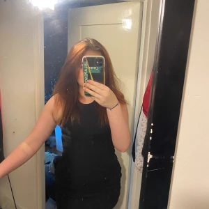 klänning - en super fin svart ribbad klänning som jag bara har använt 1 gång, så den är i nyskick! 🩵