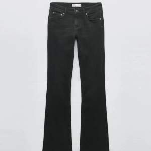 Zara lågmidjade bootcut jeans, helt oanvända, byter helst mot ett par likadana i stl 34❤️