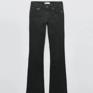 Zara lågmidjade bootcut jeans - Zara lågmidjade bootcut jeans, helt oanvända, byter helst mot ett par likadana i stl 34❤️