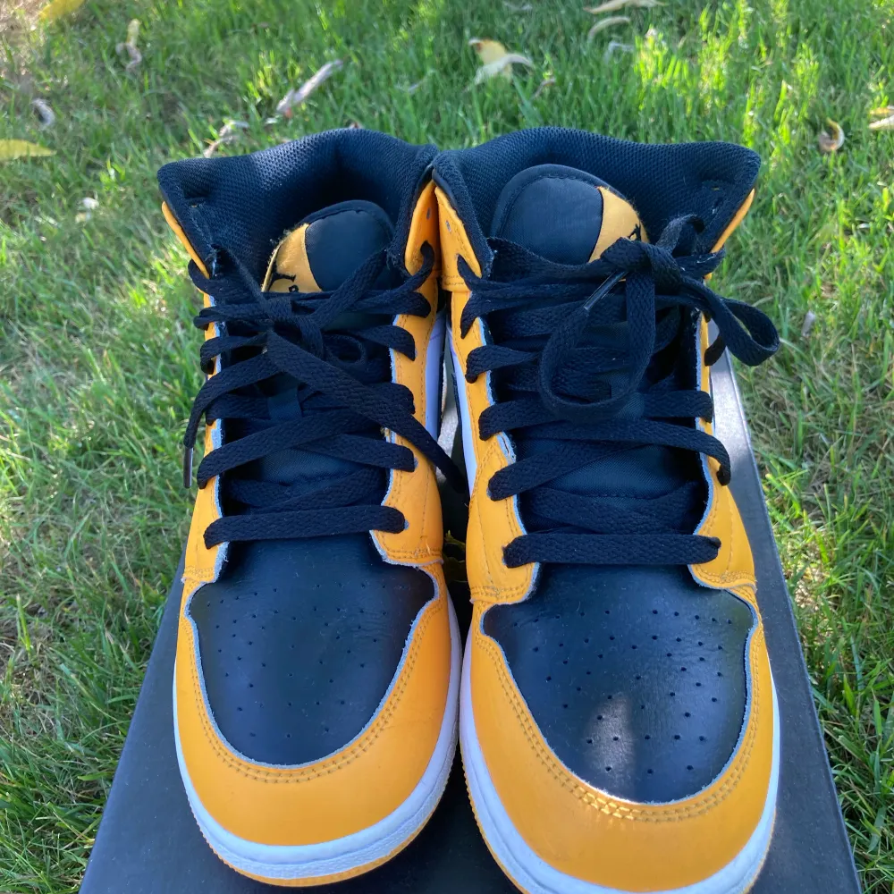 Jordan 1 mid ”taxi”🚕. Bra skick förutom lite flaws, kom dm för fler bilder. Köpta på restock så är självklart äkta✅, titta tredje bilden för äkthetsbevis.. Skor.