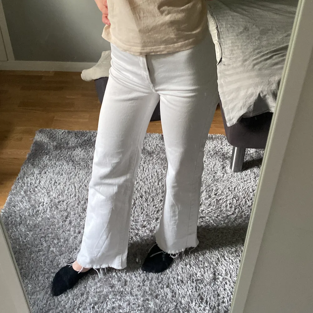 Vita utsvängda jeans från Wera Stockholm. Storlek 34 i bra skick. Köpta på Plick✨. Jeans & Byxor.