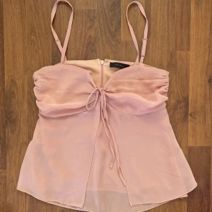 Topp - Säljer en söt topp. Strl M men sitter mer som S. Köpare står för frakt💗