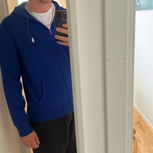 Ralph lauren zip hoodie  - Säljer denhär zip hoodien då dne inte kommer till användning för ett jag växt ur den. Använd ca 5 gånger och finns inga tecken på användning. Inget pris är satt, så kom med bud om ni är intresserade. Pris är diskuterbart   