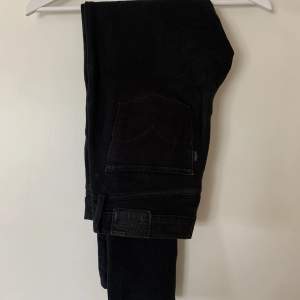 Ett par svarta 311 shaping skinny jeans från Levis, som är supersköna och skonsamt använda 💘💘 W27