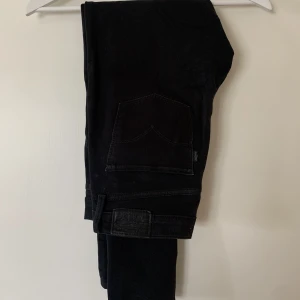 Svarta levis jeans - Ett par svarta 311 shaping skinny jeans från Levis, som är supersköna och skonsamt använda 💘💘 W27