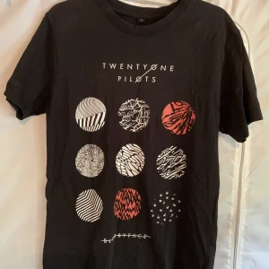 Blurryface t-shirt - T-shirt med Blurryface skivomslag. Strl S men jag skulle säga att den är stor i storleken och är mer som en M/mindre L.