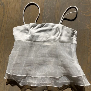 Linne - Säljer detta svinsnygga linne från ASOS som jag köpte i våras. Det är aldrig använd endast testad. Perfekt till festivaler eller andra tillfällen. Inköpspriset var 400+frakt kronor. Hör av er vid andra frågor. Kan gå med i pris vid snabb affär