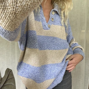 Otrolig stickad tröja  - Fin stickad tröja perfekt för mysiga sommarkvällar! Passar XS-L  Skriv gärna vid funderingar 💌