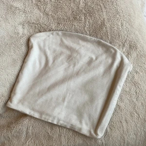 Vit tubtopp  - En vit tubtopp från bikbok i hyfsat gott skick, lite knottrig om man kollar lite noggrannare. 