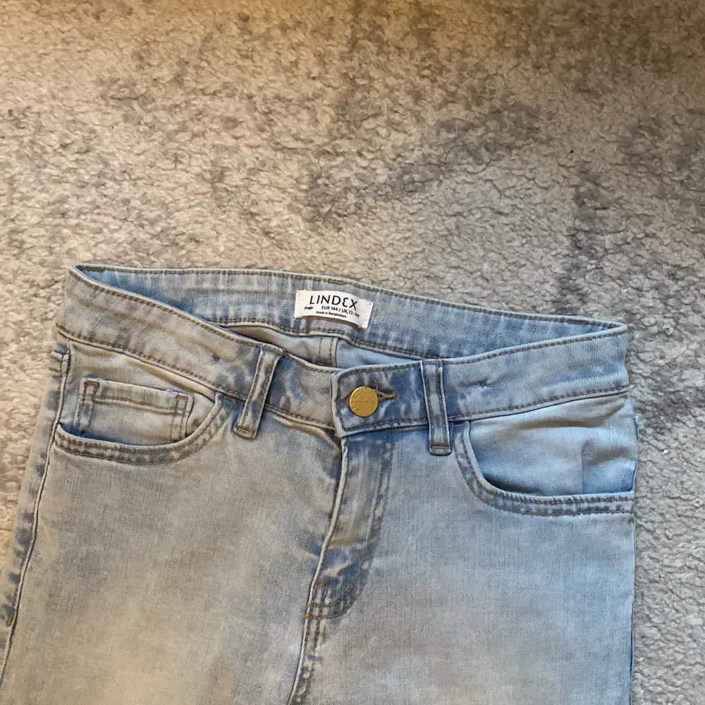 Säljer nu dessa skit snygga och eftertraktade jeans från Lindex i modellen Freja💓sitter superbra och lågmidjade vilket är Såå snyggt💓i mycket bra skick och inga täcken på andvändning för de knappt är andvända💓. Jeans & Byxor.