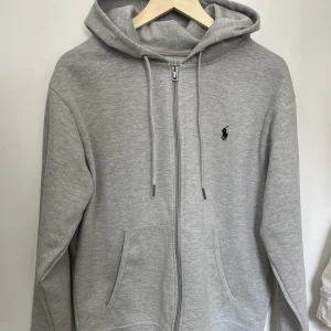 Ralph Lauren Hoodie - Hoodien är i strl M och sitter lite oversized på mig som vanligtvis har XS/S. Väldigt bra skick på varan. Nypris: 1095kr 💕