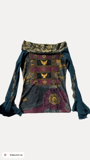 Save The Queen - Save The Queen off the shoulder tröja med det sjukaste trycket ♥️. Autentisk Save The Queen från tidigt 2000-tal. I nytt skick och har funnits på depop för dubbelt pris.