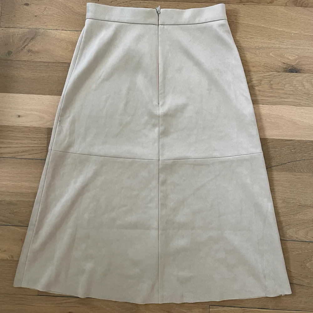 A-line midi skirt in imitation suede.   Brand new with tag   Size 36. Kjolar.