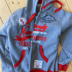 Oversize zip-up hoodie  - Den är i ett så fint skick men har ett litet märke som man kan se på bild två, men är rätt så säker på att den går att tvätta bort.