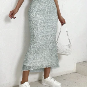 oanvänd långkjol  - Oanvänd kjol, endast provad  Prislappen kvar Från SHEIN  Hör av dig för fler bilder ☀️