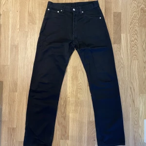 Levis 551 svart, W32 L34 - Ett par levis 551 i svart. Lagom använda men inga flaws.  Storlek waist 32, inseam 34. Sitter rätt slim, men inte skin tight liksom. Utan mer som en snygg SLP stil liksom😎