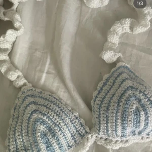 Virkad bikiniöverdel  - Egenvirkad bikiniöverdel med volang, vitt glittergarn och blått garn🤍