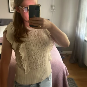 Snygg stickad topp - En snygg beige stickad topp. Liknar den populära från zara! Säljes då den inte kommer till användning.