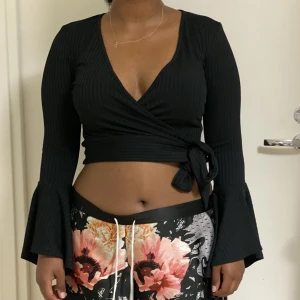 Fin topp i storlek 38 - En jätte fin topp i storlek 38. Använt bara en gång så än den som ny. 💕