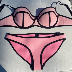 Triangl bikini - Bikini från Triangl. Underdelen är knappt använd men toppen är ganska använd. På sista bilden ser man att byglarna sticker upp lite grann, men det är inget som syns när man har på sig den. Storlek på underdelen: S. Storlek på topp: S++. 