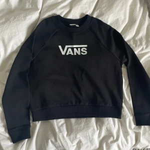 Svart vans sweater  - En svart sweater med vit tryck dör det står vans, typ aldrig använd och är i ett bra skick. St xs , pris kan diskuteras. 
