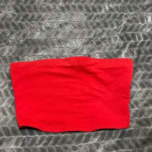Röd bandeau topp från H&M i strl s