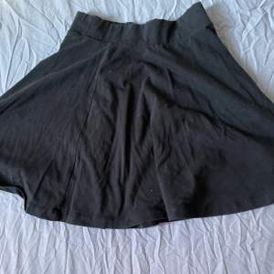 En svart kjol i storlek XS . Bra sick och inte så mycket använd.ps den är inte så skrinklig det är bara jag som lagt den dåligt på bilden.