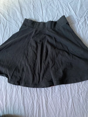 Svart kjol - En svart kjol i storlek XS . Bra sick och inte så mycket använd.ps den är inte så skrinklig det är bara jag som lagt den dåligt på bilden.