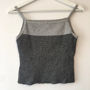 Glitter Topp - Köpt secondhand. 🖤 Säljer flera liknande toppar!
