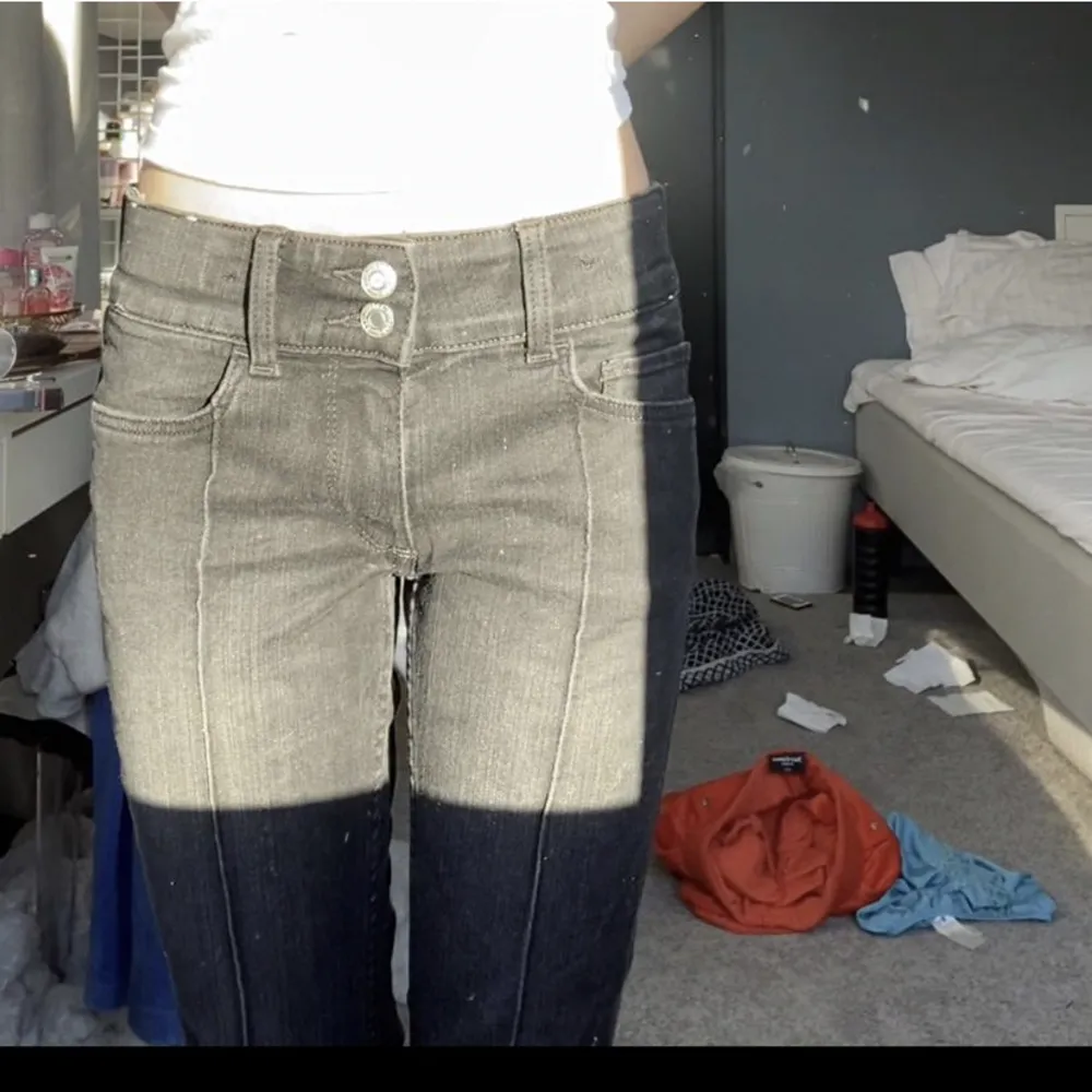 ❌Lånad bild, den 3 bilden❌ Ett par jätte fina jeans, dom är ifrån zalando. Säljer då dom är försmå för mig. Fint skick, dom har ass snygg detalj då dom har 2 knappar där fram.❤️. Jeans & Byxor.