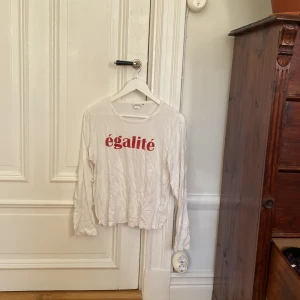 Secondhand Monki tröja - Långärmad monki t-shirt, köpt second hand men fortfarande i gott skick, lite slitet tryck🌟