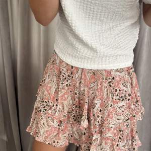 Säljer min fina kjol från zara som tyvärr är lite för liten på mig!💞 