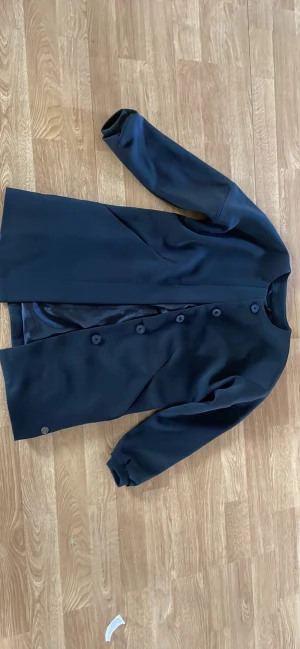 Oversize kavaj Pomp Deluxe - Fin kavaj i oversize modell. Stl 140, men kan bäras av en med stl 152 också pga av oversize modell