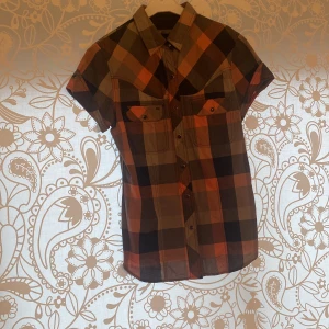 Skjorta  - Helt oanvänd säljer den för 49 Priset går att diskuteras 