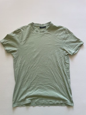 Grön/Khaki J.lindeberg t-shirt - Säljer denna supersnygga gröna J.lindeberg tshirten i storlek S. Kan mötas upp i Stockholm o kan också fraktas.