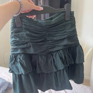 Såå himla fin kjol ifrån zara i storlek S. Perfekt nu i sommar, superbra skick🌸🌸tryck på ”köp nu” om du vill köpa💞💞